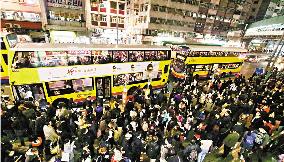 ●港鐵炮台山站外逼滿乘客。香港文匯報記者  攝