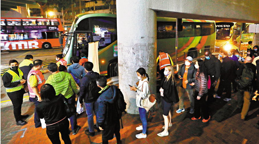 ●鰂魚涌，港鐵免費接駁巴士排長龍。香港文匯報記者 攝