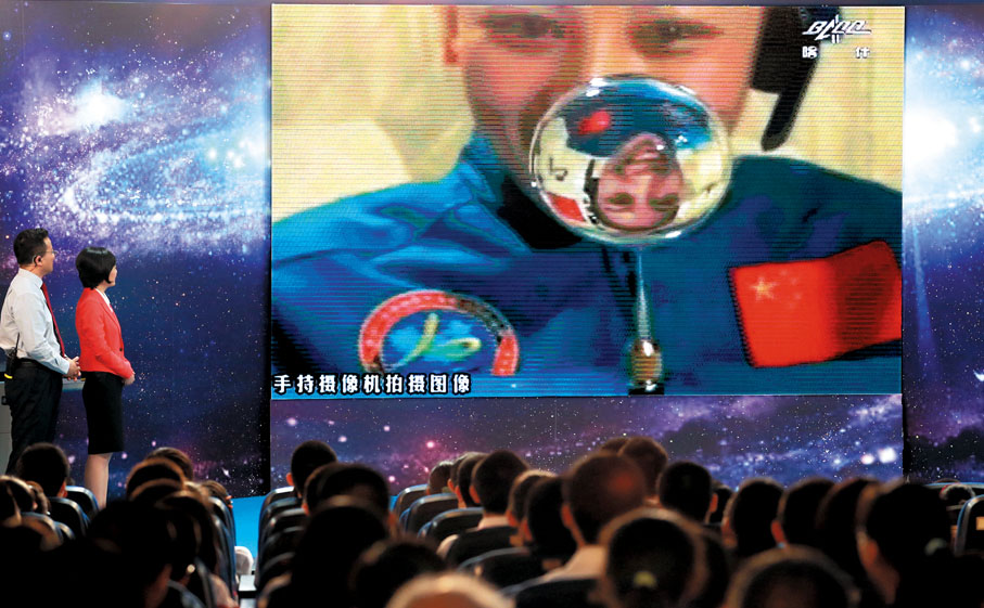 ●2013年6月20日，王亞平在天宮一號為青少年進行中國首次太空授課。圖為北京人大附中地面課堂。  資料圖片