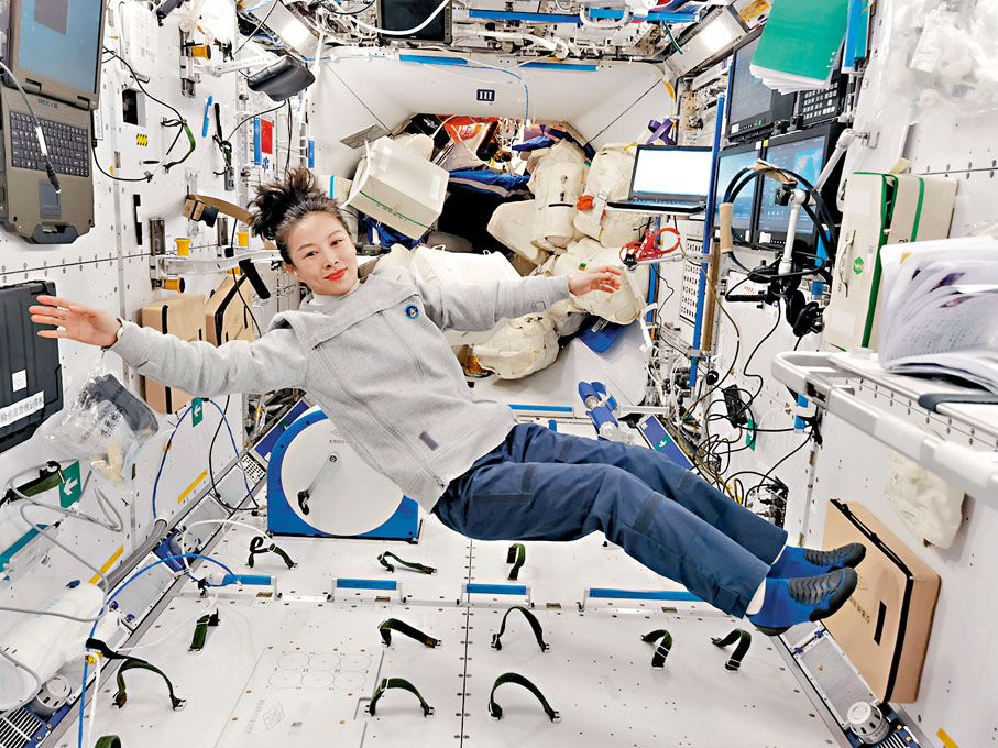 ●中國載人航天工程辦公室近期發布翟志剛和葉光富為亞平老師拍攝的在軌照片。   網上圖片