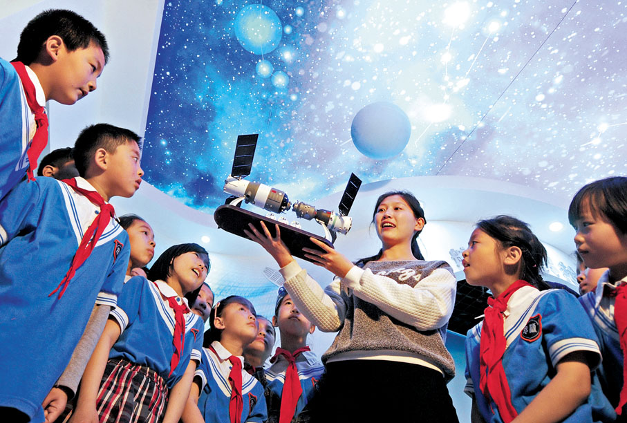 ●河北邢台思源實驗學校老師年前在科普活動上，為學生講解航天知識。資料圖片