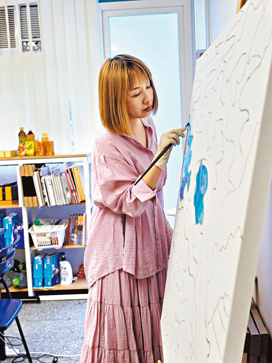 ●Kacey在畫室潛心創作。