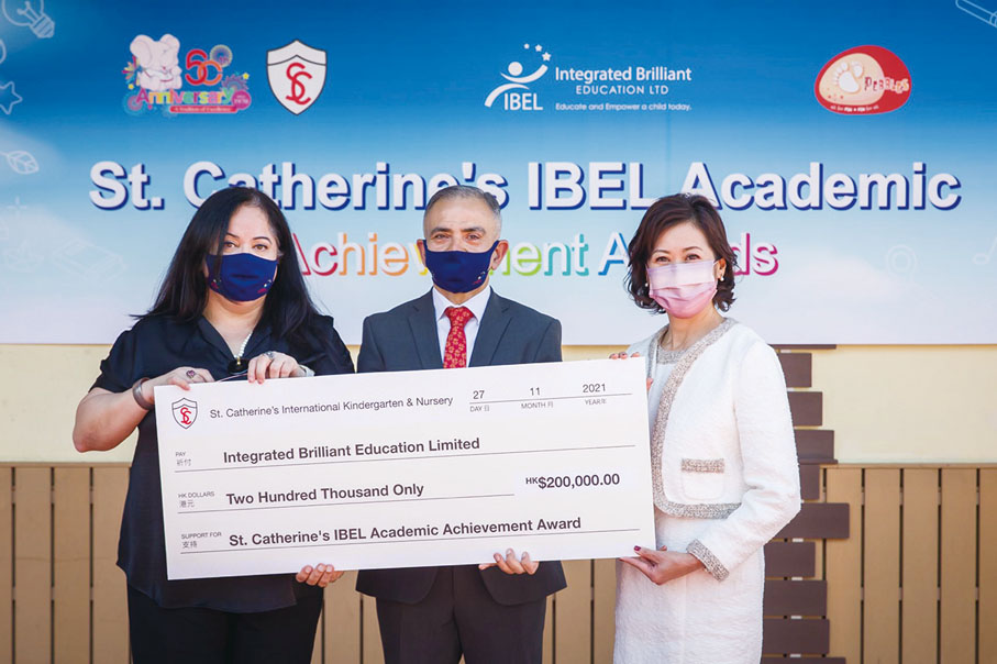 ●匯成教育聯合創辦人Manoj(中)和Geetanjali Dhar(左)夫婦共同接受國際英文幼稚園校監陳以蘭(右)的20萬港元捐款。
