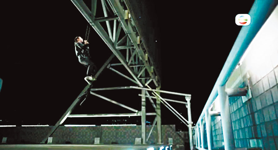 ● 張振朗爬鐵鏈操練。