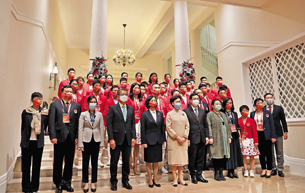 ●特首林鄭月娥及特區官員在禮賓府與內地奧運健兒代表團合照。