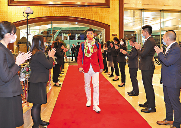 ●乒乓球冠軍馬龍抵達香港酒店。 新華社