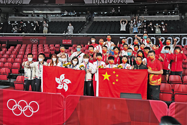 ●今屆奧運女子乒乓球團體項目國家隊及香港隊分別奪得金牌及銅牌，一眾國手難忘頒獎禮上國旗和區旗同時升起，之後國家隊及香港隊的隊員與國旗及區旗一起合影，「勝利會師」激動人心。 資料圖片