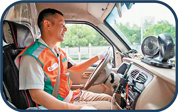 ● 做了25年「棒棒」，鄧禮俊轉行做貨車司機。 受訪者供圖