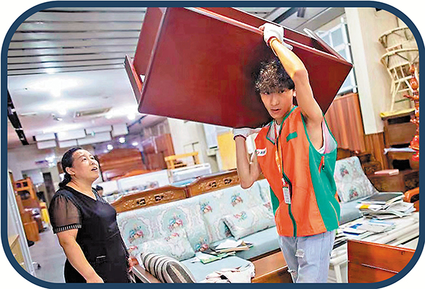 ● 吳鴻斌將「棒棒」時期學到的打包和搬貨技巧運用到新工作中。 受訪者供圖