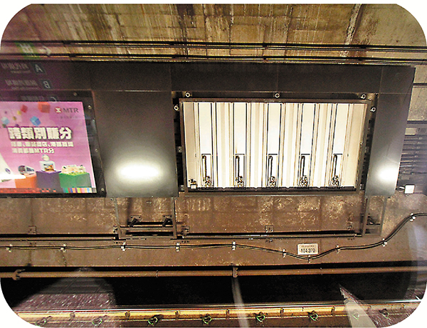 ●銅鑼灣港鐵站行車隧道肇事廣告箱已拆除。香港文匯報記者  攝