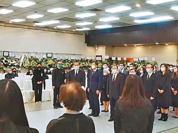 ●任江迅治喪委員會主任的梁振英，和副主任梁愛詩、蔡冠深、林龍安、姜在忠、馬逢國等參加了葬禮，為江迅送行。