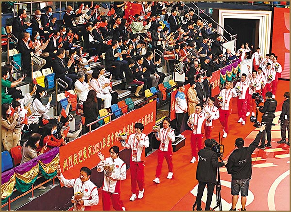 ●奧運金牌健兒進場時與場邊觀眾揮手。  香港文匯報記者  攝