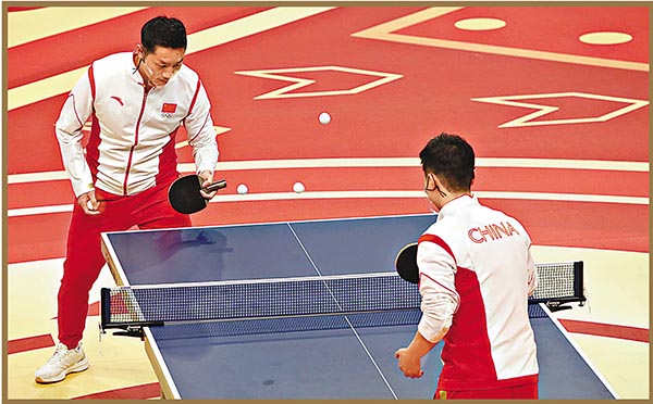 ●馬龍（右）與許昕現場獻技，3個乒乓球也應付裕如。 香港文匯報記者  攝