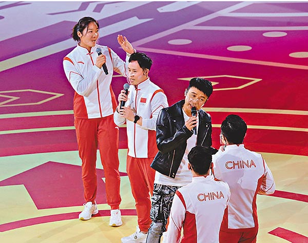 ●李克勤領唱《紅日》熱爆全場。 大公文匯全媒體記者  攝