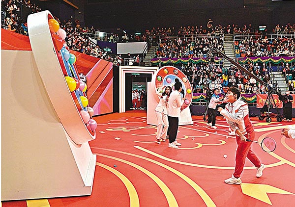 ●黃東萍（右）發球擊破氣球。