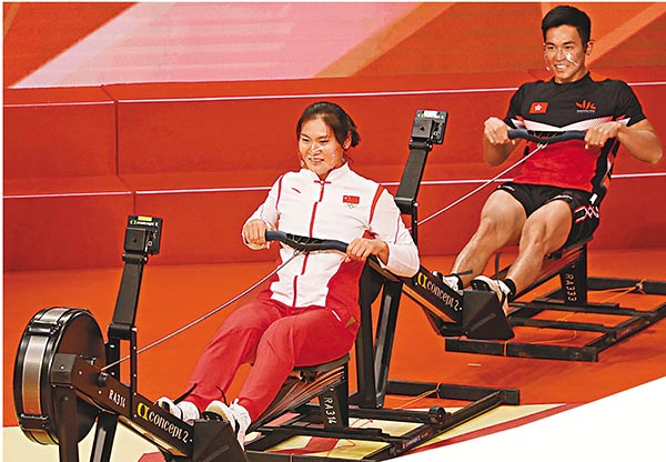 ●內地划艇運動員和香港運動員參與划艇比試。香港文匯報記者  攝