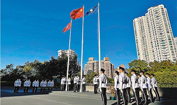 ●「國家憲法日」入境事務處升旗儀式。中通社