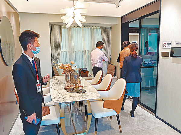 ● 有客戶前來了解合正方洲樣板間。