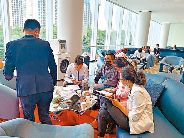 ●有購房者在現場簽約購買合正方洲新房。