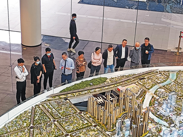 ● 不少購房者在合正方洲沙盤諮詢和了解新盤情況。