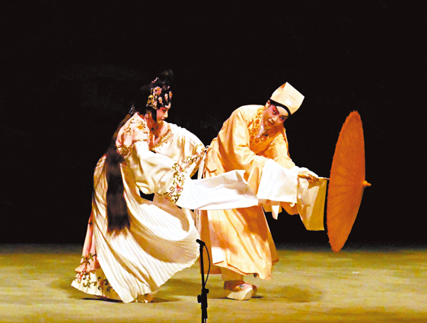 ●八和學院演員演出《雙仙拜月亭之搶傘》。