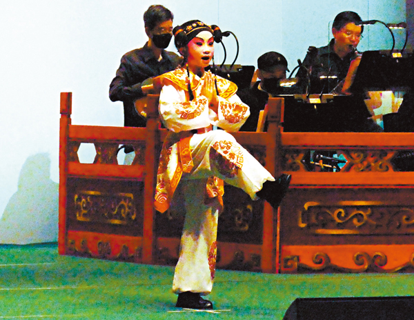 ●彩虹仙子劇藝坊演出《怒劈華山》。