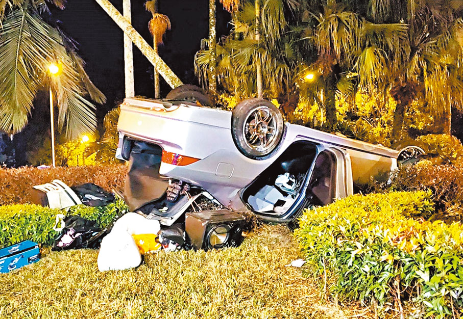 ●失事的本田私家車飛撞迴旋處上的大樹後墜地，四輪朝天，嚴重毀爛。