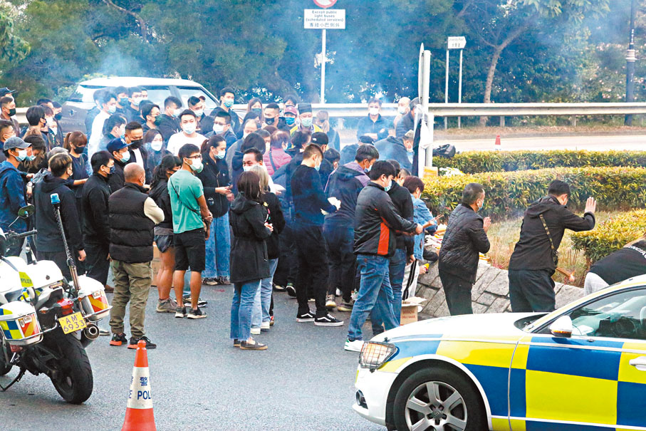 ●近百名親友到車禍現場焚香路祭，場面哀傷。