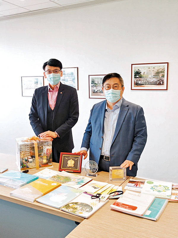 ●阮家興（左）與朱漢威感謝病人送贈特別為重建中的葵涌醫院而製作的模型。香港文匯報記者 攝