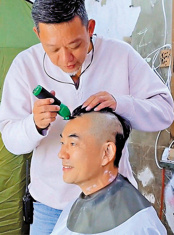 ● 導演鄭保瑞親自為小齊剃光頭。