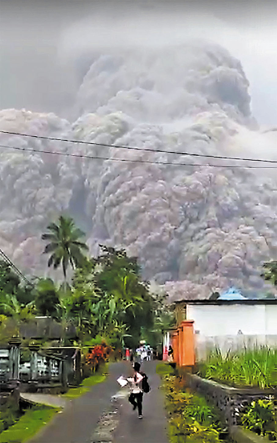 ● 火山爆發時，居民邊拔足逃跑邊回頭看漫天飛灰。 新華社