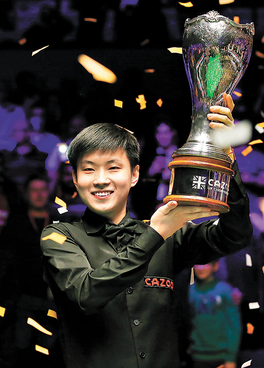 ●趙心童在賽後高舉獎盃。  新華社