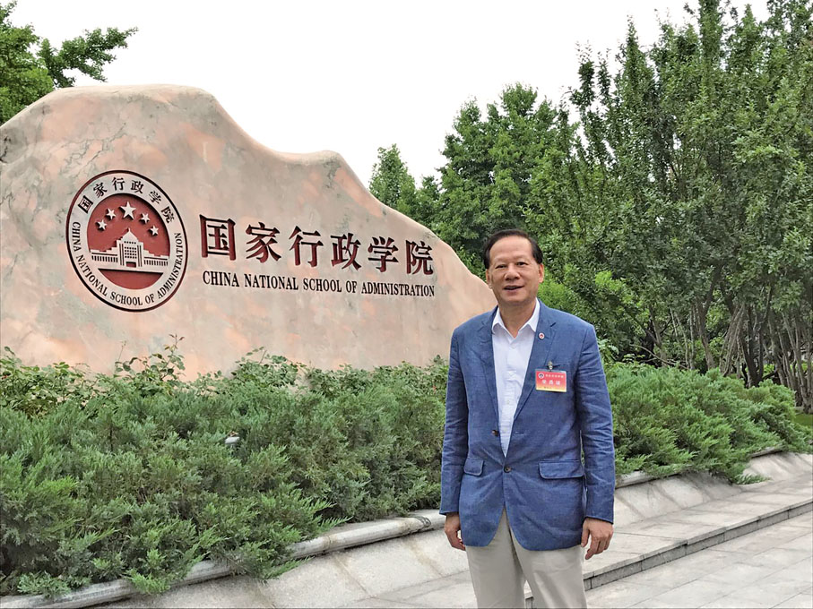 個人簡介：蔡瑞義，香港廈門聯誼總會永遠榮譽會長、廈門市海外聯誼會副會長、廈門市政協委員、中華詩詞學會高校詩詞工作委員會顧問、香港詩詞學會榮譽會長、福建詩詞學會特邀理事。著有《帚珍集》、《帚珍集（續）》、《帚珍集（三）》。