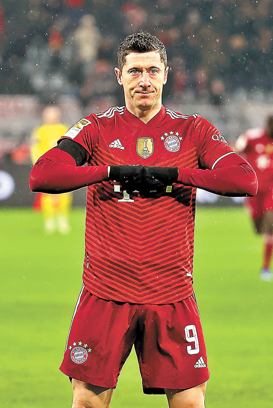 ●拜仁神鋒利雲度夫斯基阻攔巴塞出線路。 新華社