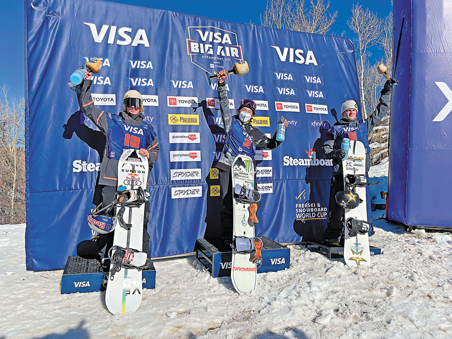 ●蘇翊鳴（中）成為中國首位男子單板滑雪大跳台世界冠軍。  新華社