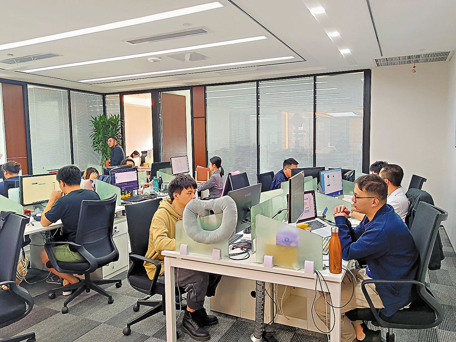 ● 中文路有上百員工，港澳普通話培訓是其業務重點之一，圖為其深圳總部員工給顧客提供線上服務  。 