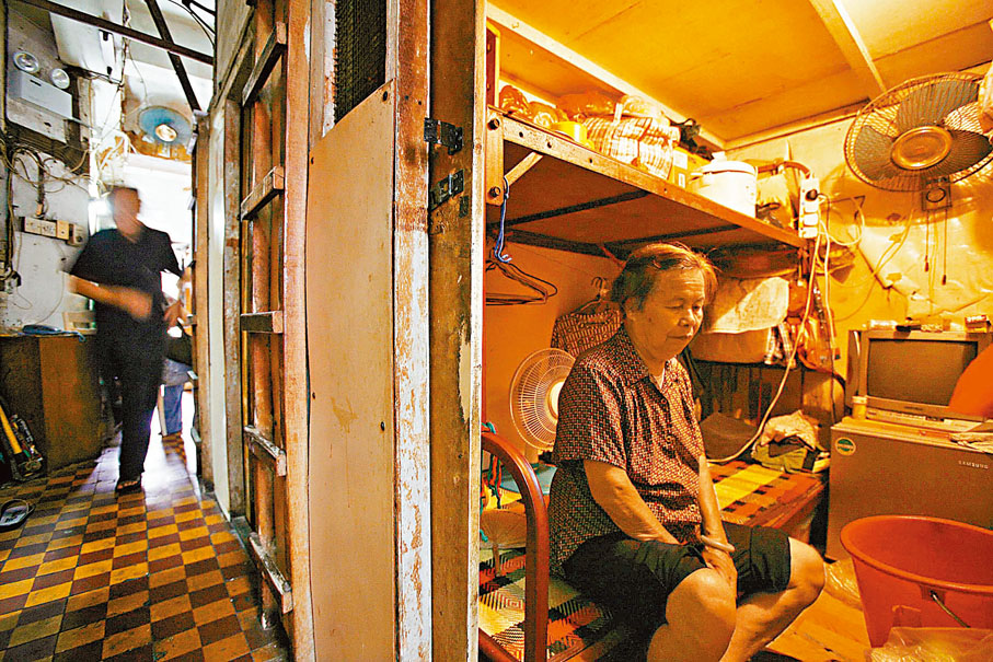 ● 居住環境欠佳住戶多達12.7萬戶，較去年增加5,100戶。圖為板間房。 資料圖片