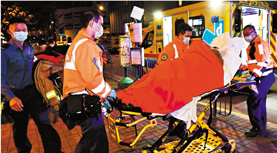 ●獲救墮海女子由救護車送院治理。