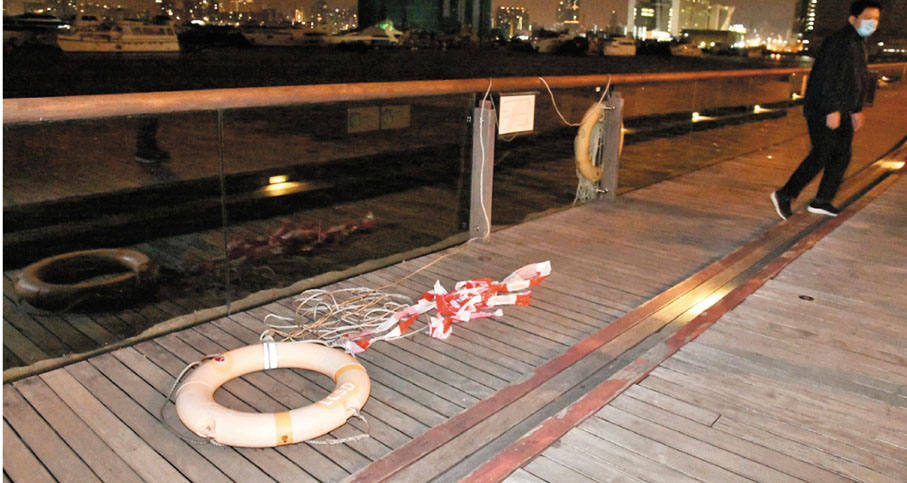 ●昨凌晨發生女子墮海事件的觀塘海濱公園現場。