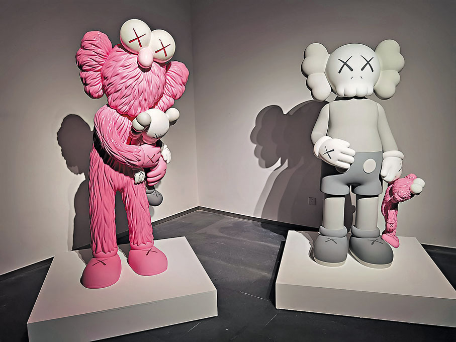 ●KAWS《索取》（左）、《分享》
