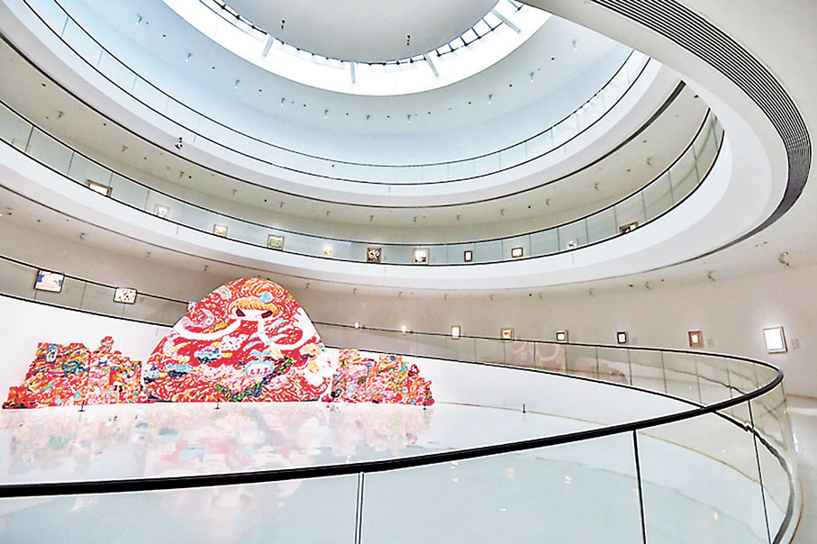 ●「現代的脈動」展覽現場，別致的「時間的渦流」板塊。寶龍美術館供圖