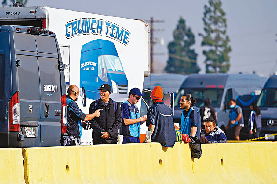 ●在AWS大死機後，送貨司機等候開工。 美聯社