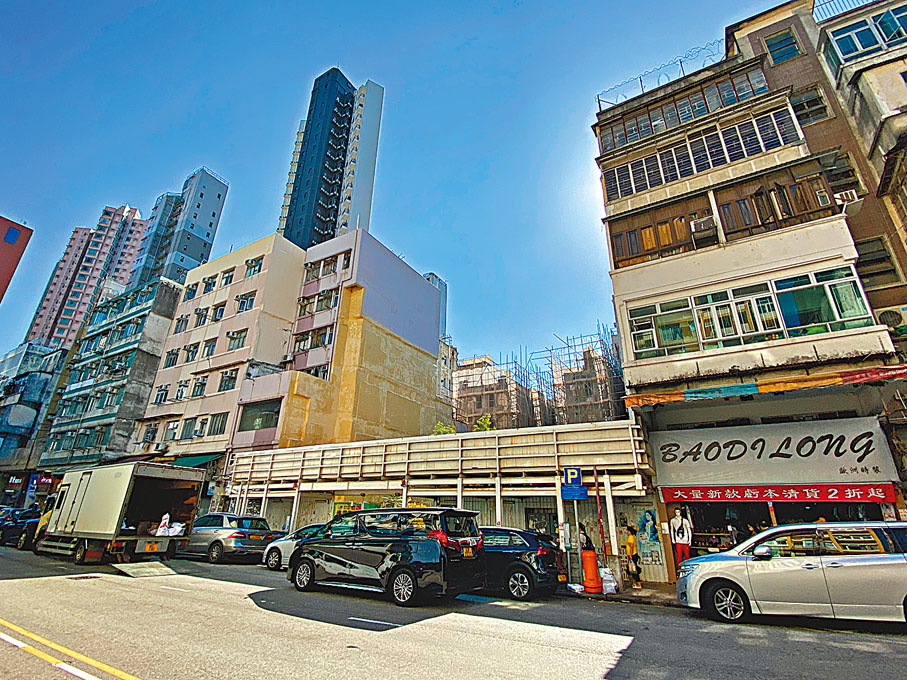 ●寶聲成功統一獅子石道73號（紅框）業權，將合併鄰地興建中小型住宅單位。記者顏倫樂  攝