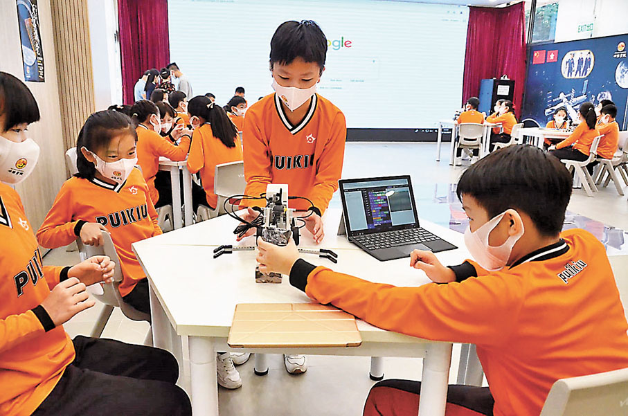 ●培僑書院學生模擬月球表面操作AI探測車模型。