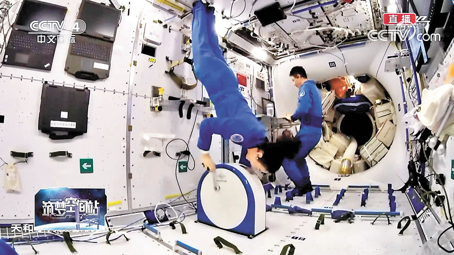 ●航天員在失重狀態中如不斷轉動的陀螺。 直播截圖