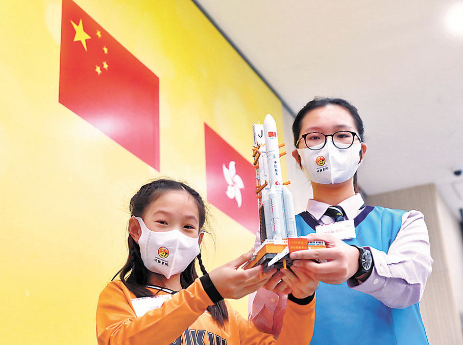 ●中三生鄧東方(右)和小六生鄭梓慧。 香港文匯報記者  攝