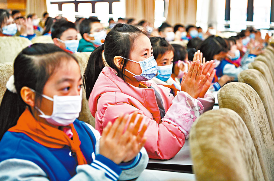 ● 12月9日，在成都市石室小學，學生收看「天宮課堂」第一課。新華社