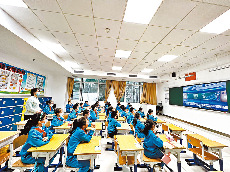 ●安徽合肥蜀山區小學生在合肥市科技館收看「天宮課堂」直播課，並通過實驗感受天地差異中的科學奧秘。