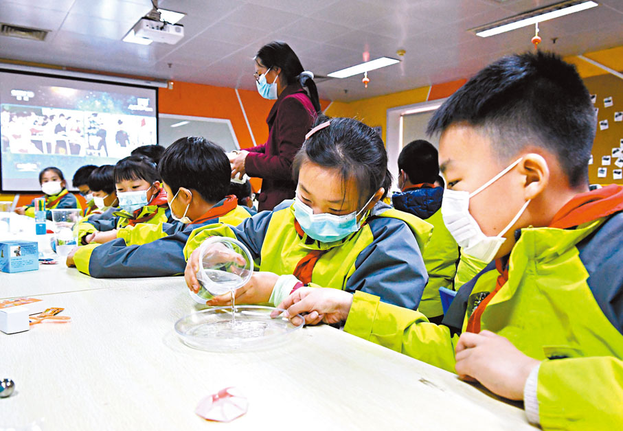 ●北京史家小學同學觀看「天宮課堂」。 香港文匯報記者劉凝哲  攝 中新社