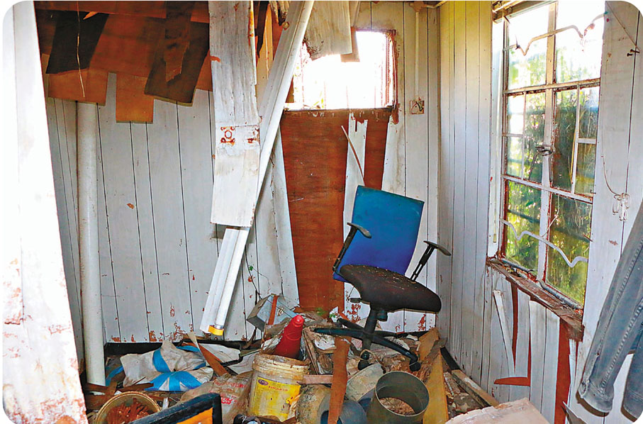 ●菲傭以貨櫃內棄置的建材磨斷綁手的膠索帶，並托少主從破洞（黃框示）中逃出。香港文匯報記者 攝